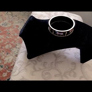 Round gold horse braclet